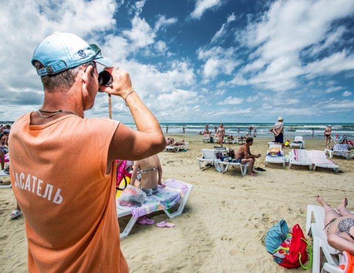 Спасатели на пляже - Курортный отель «Славянка»