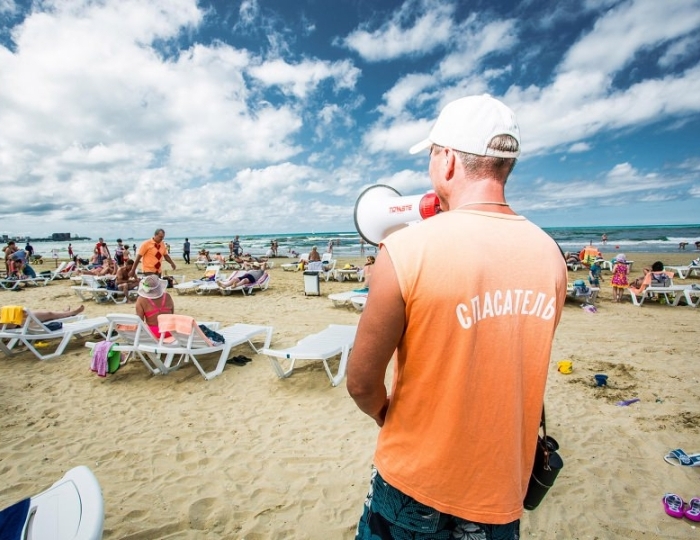 Спасатели на пляже - Курортный отель «Славянка»